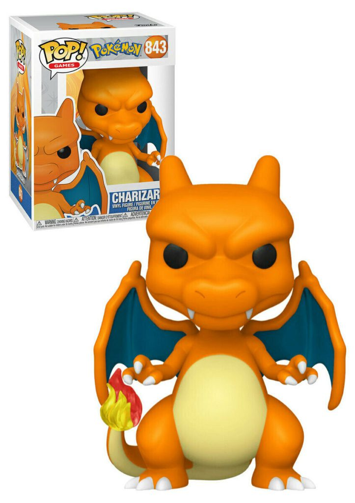 Eine orangefarbene Charizard Funko Pop Vinylfigur mit blauen Flügeln und feuerspeiendem Schwanz, neben der Box.