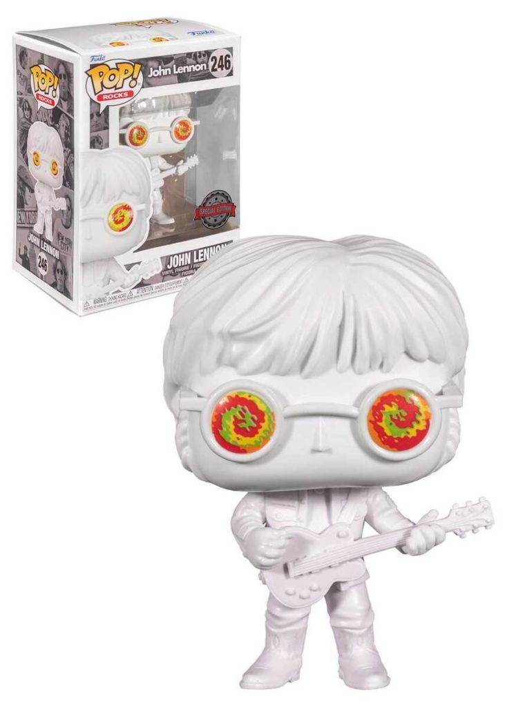 Eine weiße Funko Pop Vinyl-Figur von John Lennon mit Gitarre und Verpackung im Hintergrund.