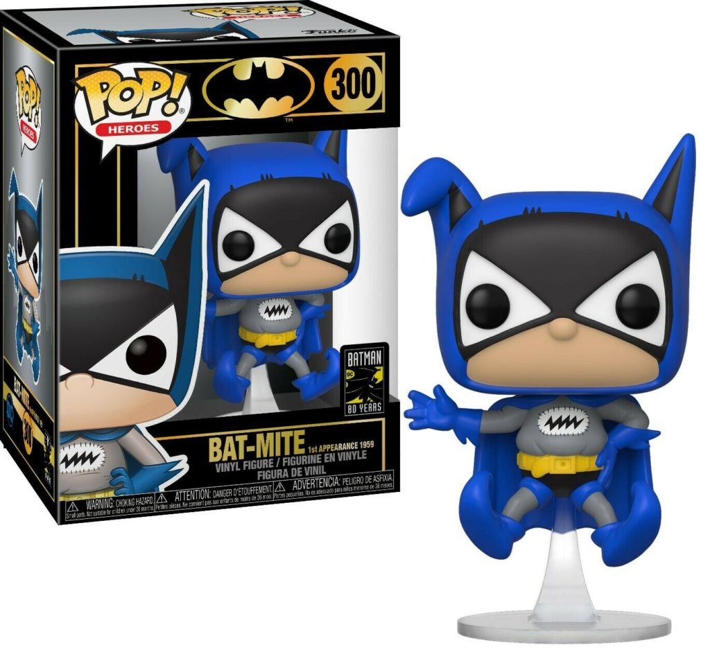 Eine Bat-Mite Pop! Vinyl-Figur in blauem Kostüm steht neben ihrer Verpackung.