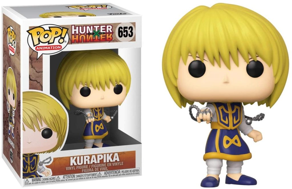 Figurka winylowa Kurapika Funko Pop z blond włosami, niebieskim strojem i łańcuszkami obok pudełka.