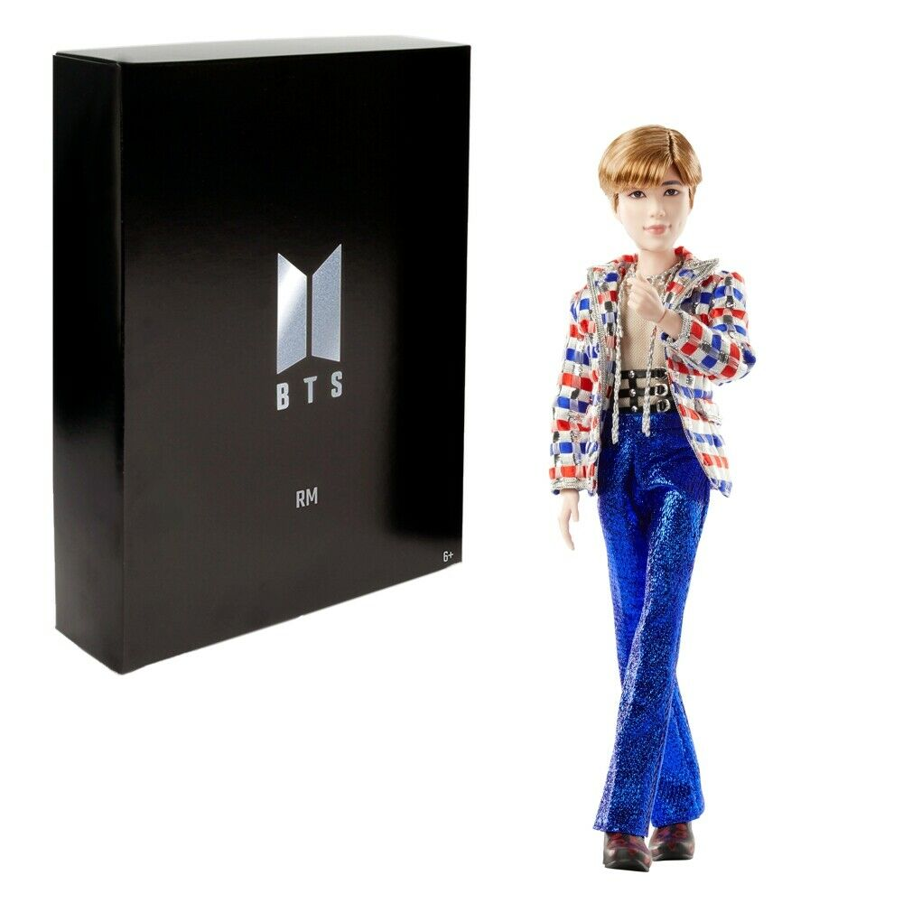 Eine BTS RM Modepuppe neben ihrer schwarzen Schachtel mit silbernem BTS-Logo.