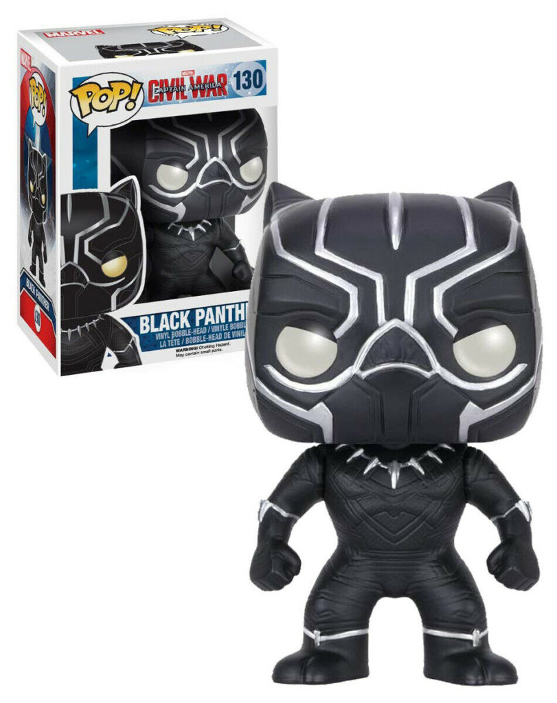 Una figura de vinilo Black Panther Pop! con traje negro se encuentra junto a su embalaje original sobre fondo blanco.