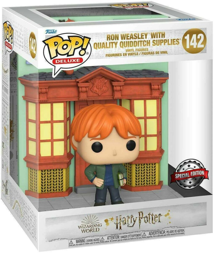 Funko Pop Deluxe Ron Weasley Figur vor einer Quidditch-Ladenkulisse in Verpackung.