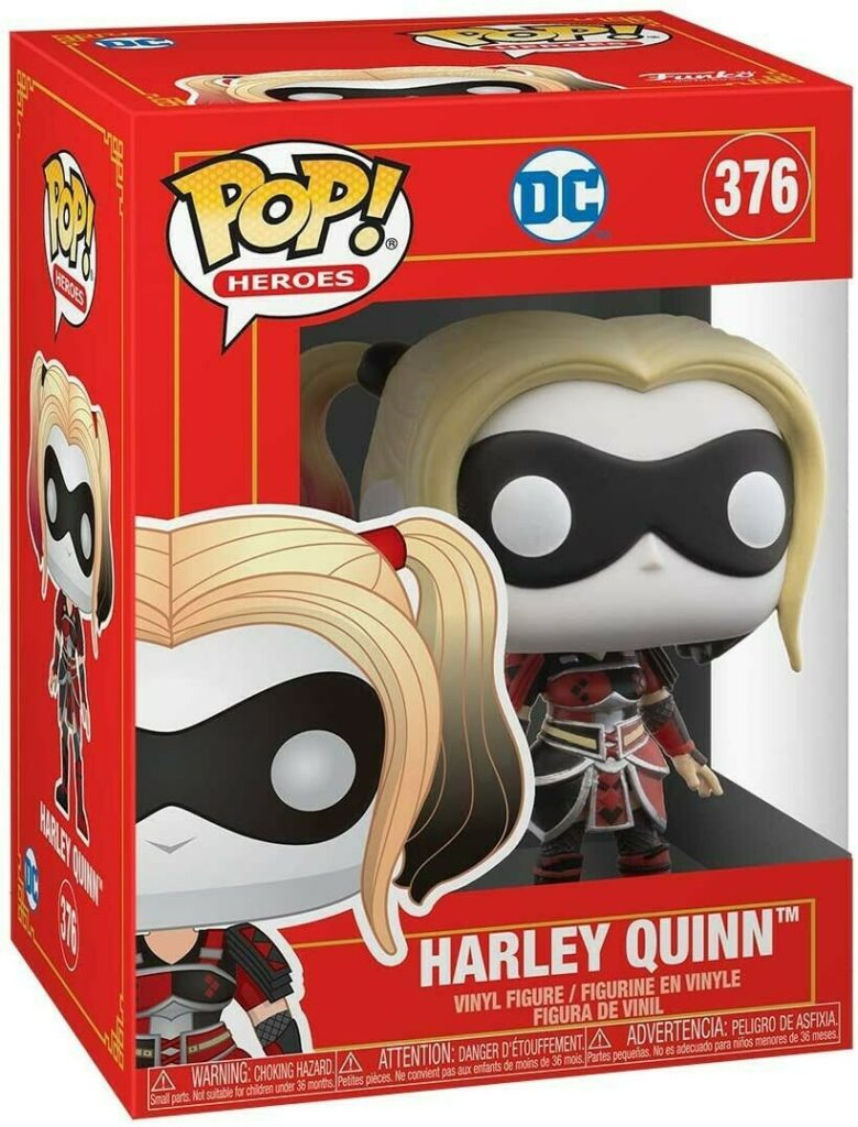 Rot-weiße Funko Pop Vinyl-Figur von Harley Quinn in rotem und schwarzem Outfit mit blonden Zöpfen in Box.