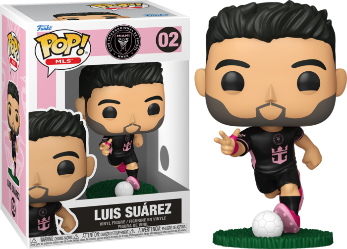 Figura de vinilo Funko Pop de Luis Suárez con camiseta negra y rosa jugando al fútbol, junto a su caja.