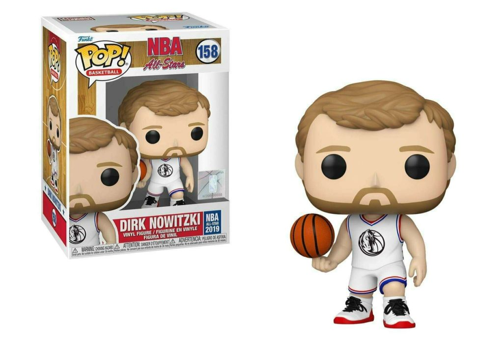 Dirk Nowitzki Pop-Figur in weißem Mavericks-Trikot, die einen Basketball hält, mit Originalverpackung.