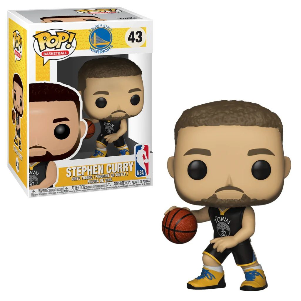 Une figurine Funko Pop de Stephen Curry avec le maillot des Golden State Warriors, un ballon et sa boîte originale.