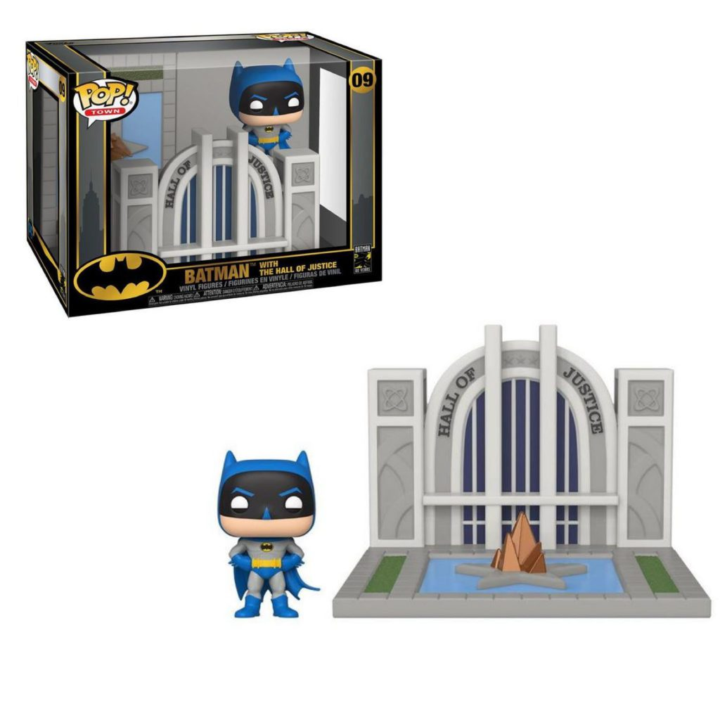 Funko Pop Town Batman Figur mit der Halle der Gerechtigkeit in einer Display-Box.