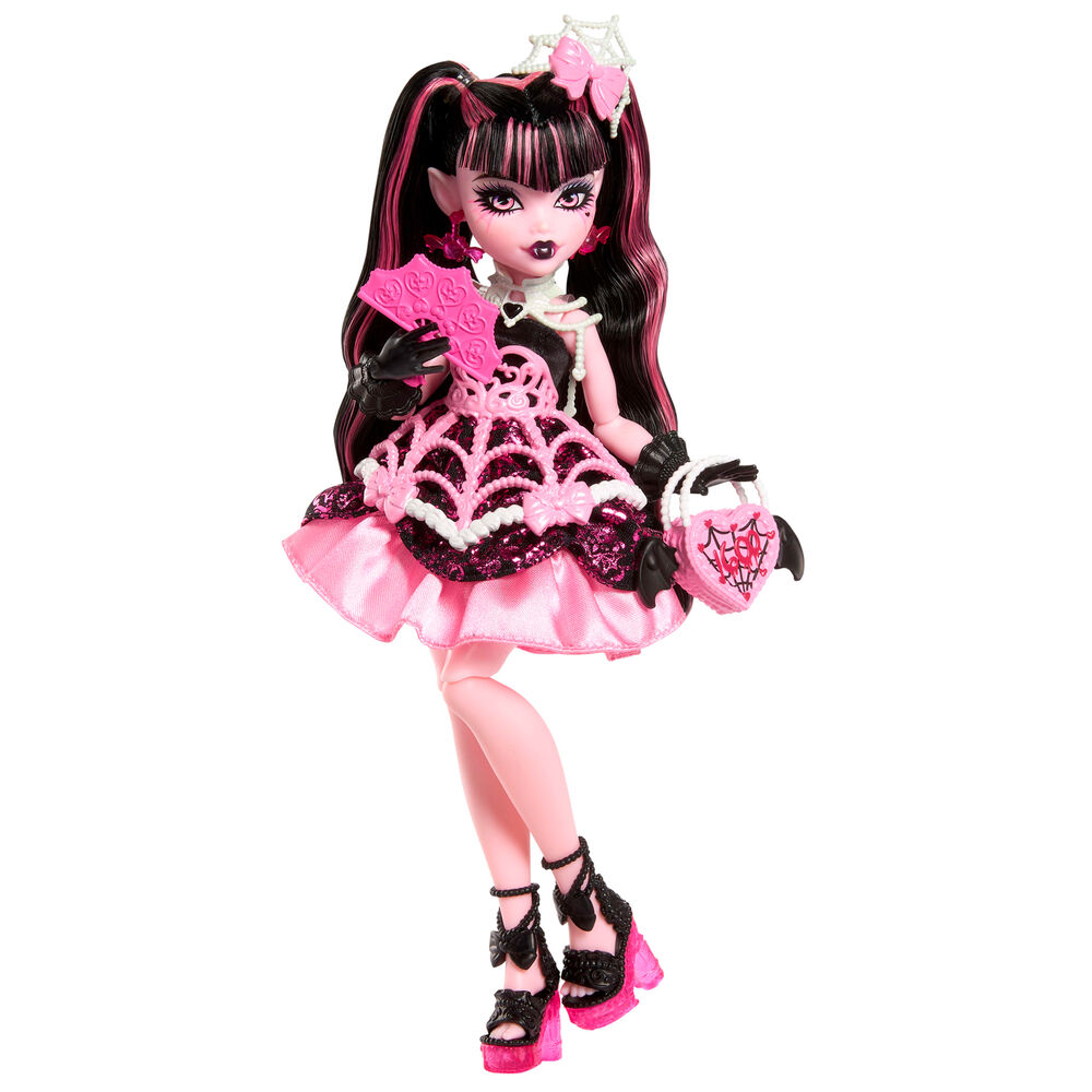 Muñeca Draculaura con cabello negro y rosa, vestido rosa con patrón de tela de araña, abanico y bolso de corazón.