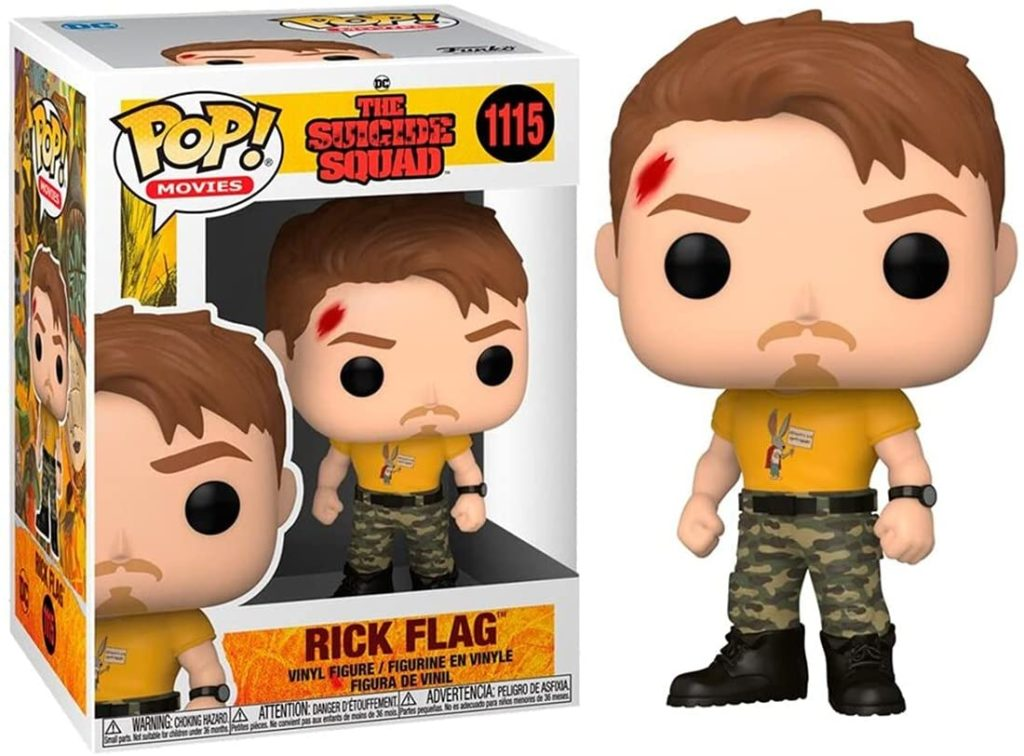 Figura Funko Pop de Rick Flag con camisa amarilla, pantalones de camuflaje y un rasguño, junto a su caja.