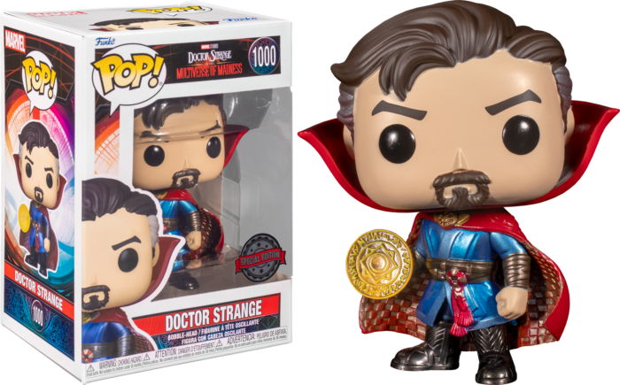 Una figura Funko Pop di Doctor Strange accanto alla sua scatola, con un disco magico.