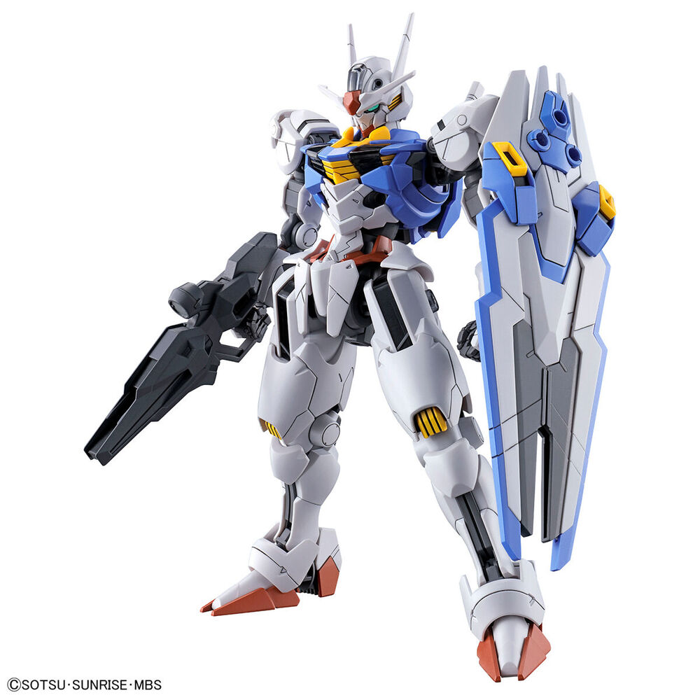 Weiß-blau-grauer Gundam-Roboter mit Waffe und Schild auf weißem Grund.