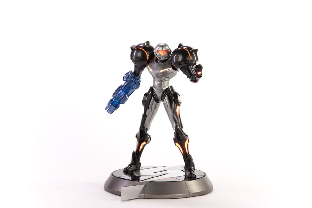 Eine detaillierte Figur von Samus Aran in einem grauen Raumanzug mit orangerotem Visier und einer blauen Armkanone.