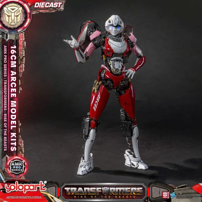 Eine Transformers Arcee-Modellfigur in Rot, Silber und Weiß steht vor einem dunklen Hintergrund mit Textgrafiken.