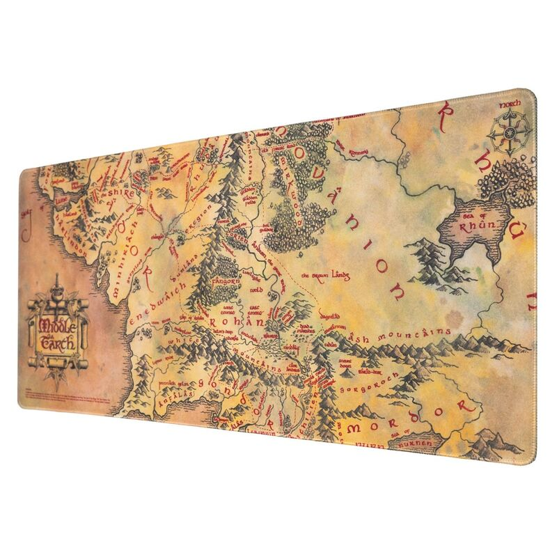 Eine alte, vergilbte Landkarte von Mittelerde mit Bergen, Wäldern und roter Schrift auf einer rechteckigen Matte.