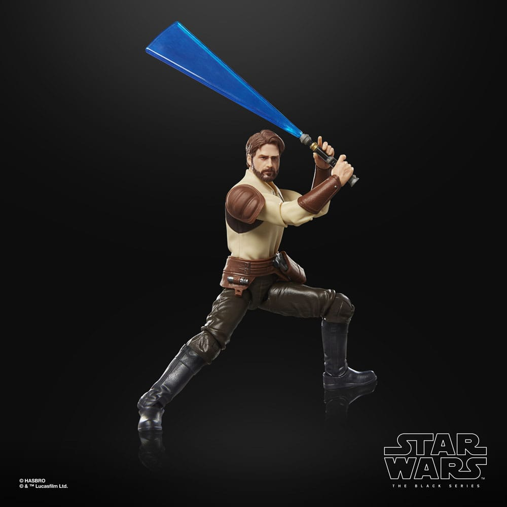 Una figura de acción de Obi-Wan Kenobi en postura de lucha sosteniendo un sable de luz azul sobre fondo negro.