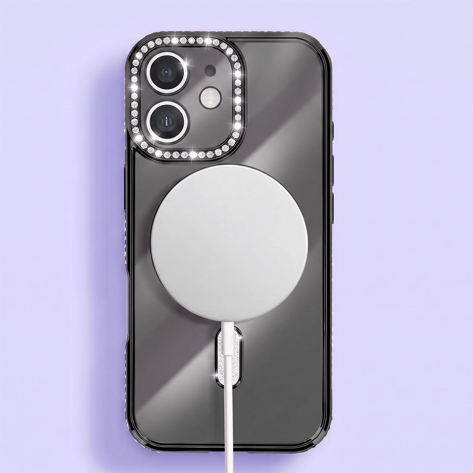 Custodia per telefono nera con strass scintillanti attorno alla fotocamera e caricabatterie MagSafe bianco.