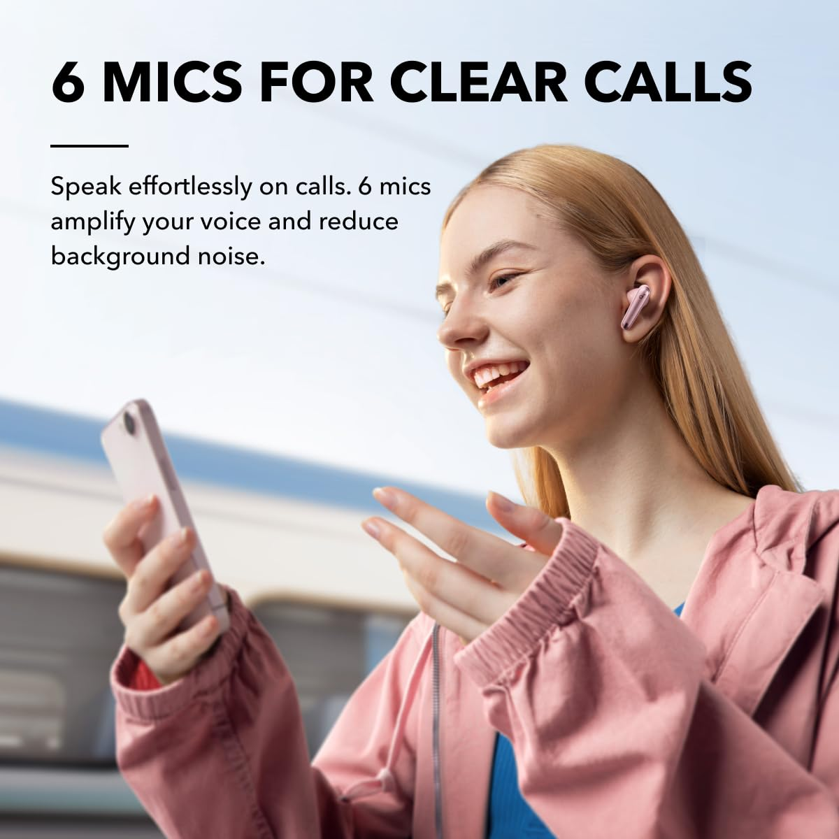 Une femme blonde souriante en veste rose avec des écouteurs sans fil et un téléphone, avec du texte sur les appels clairs.