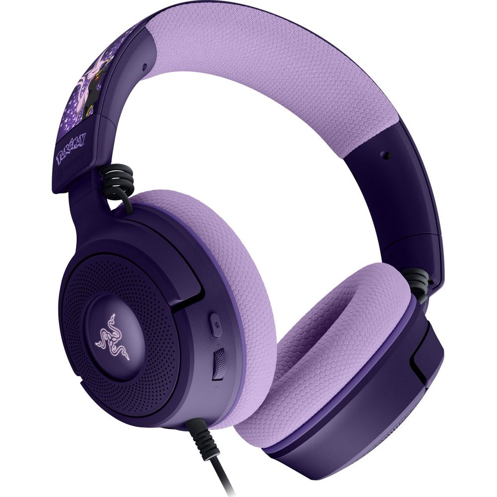 Casque de jeu Pokémon violet avec des coussinets d'oreilles doux et le logo Razer sur l'écouteur.