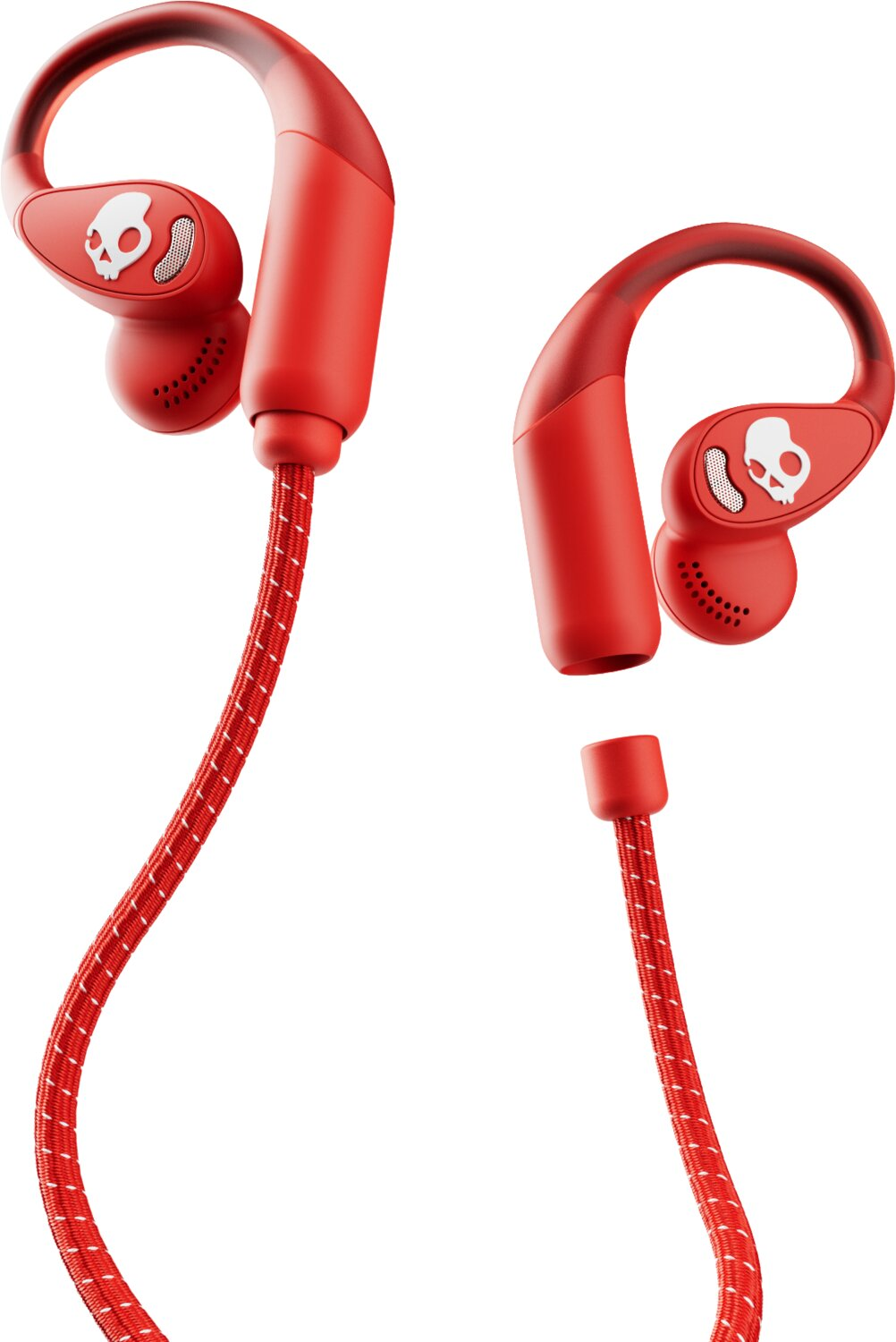 Auriculares rojos con cables y un logotipo de calavera blanca sobre fondo blanco.