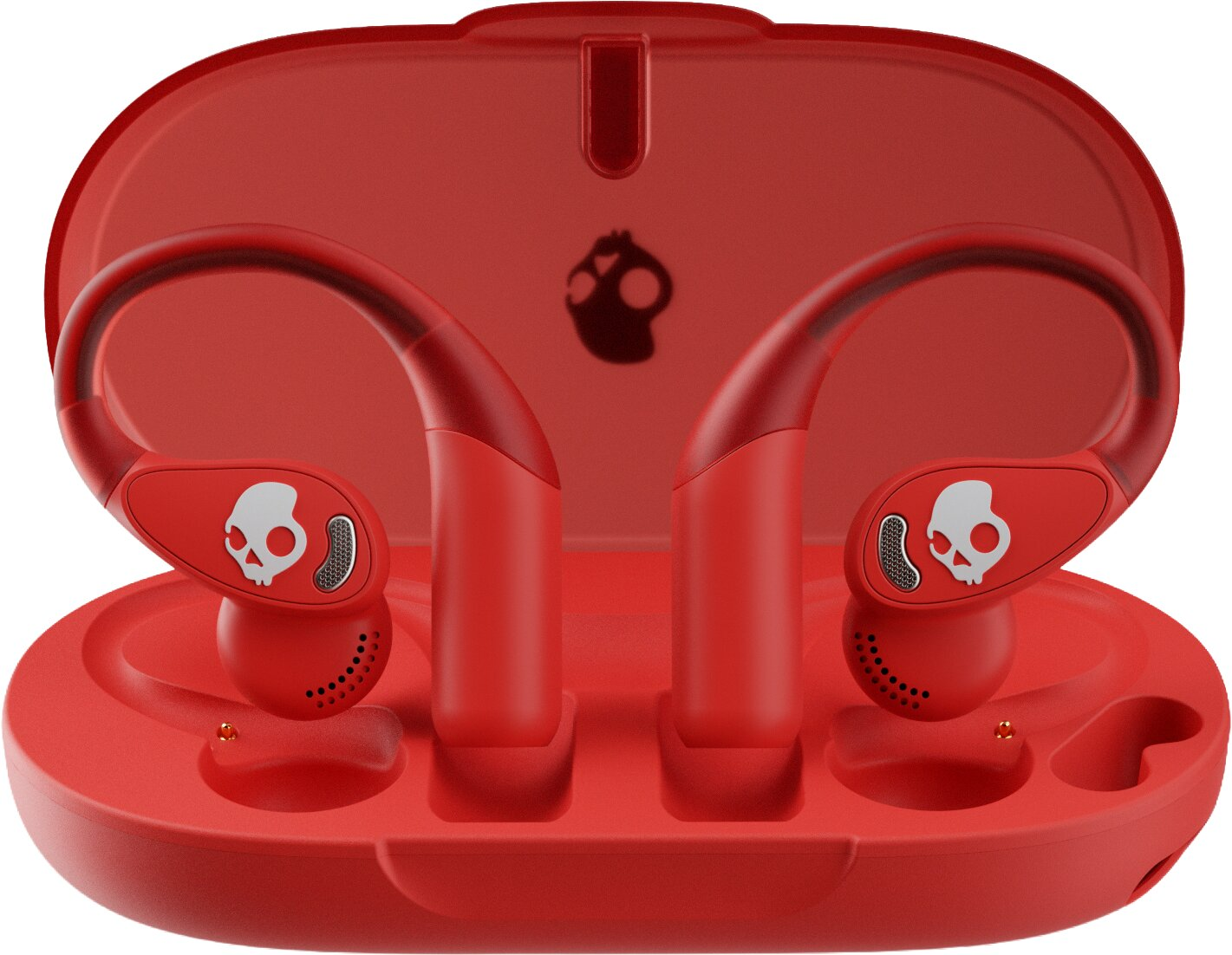 Auriculares inalámbricos rojos con ganchos para las orejas en un estuche de carga rojo con logotipo de calavera.
