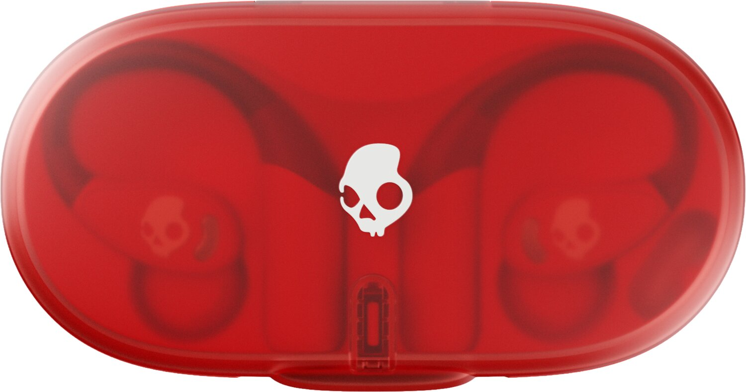 Un estuche de carga rojo translúcido con un logotipo de calavera blanca en el centro y auriculares visibles en su interior.