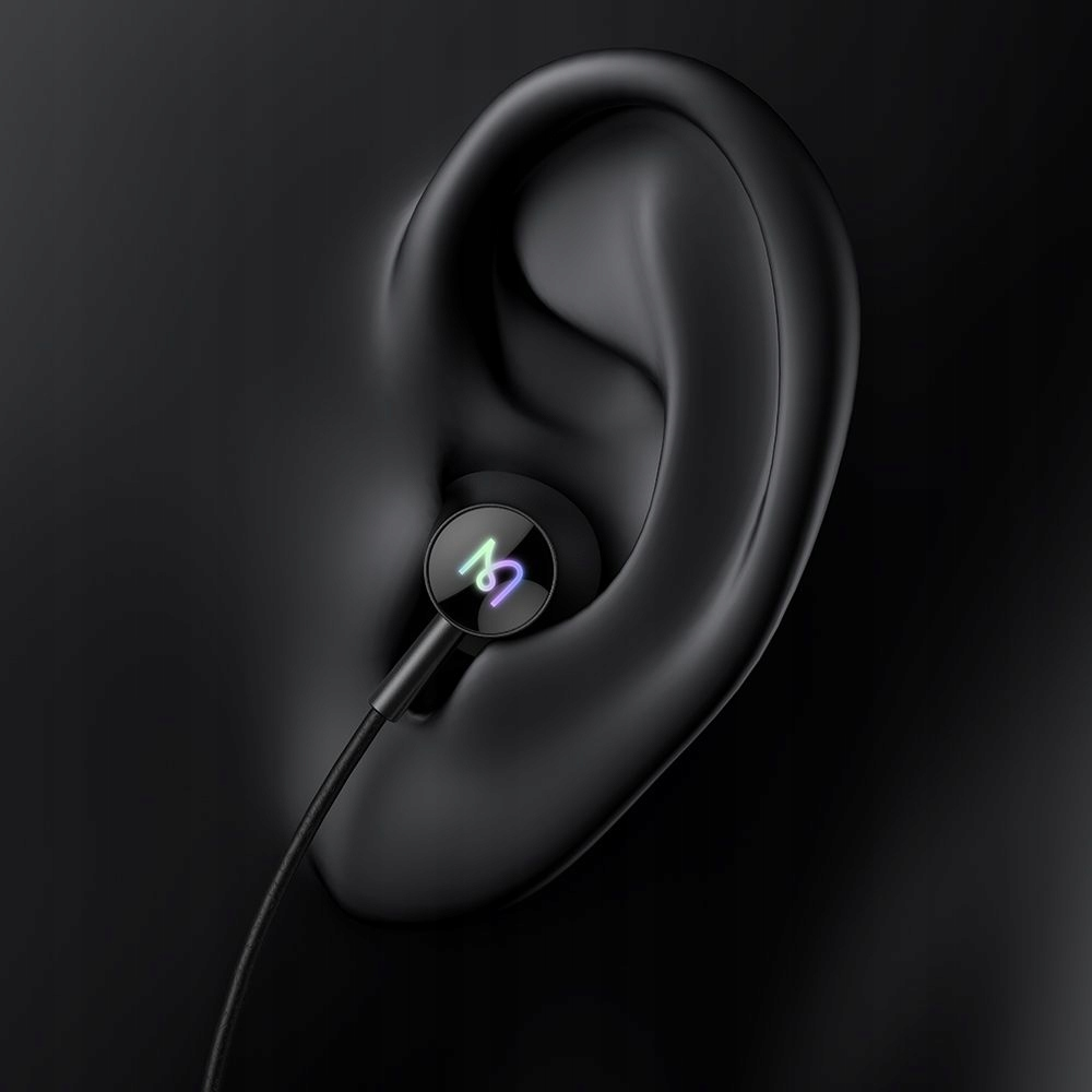 Un auricolare nero con logo blu e viola luminoso in un orecchio nero su sfondo scuro.