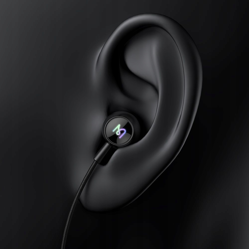 Auricolare in-ear nero in un orecchio con un logo colorato luminoso.