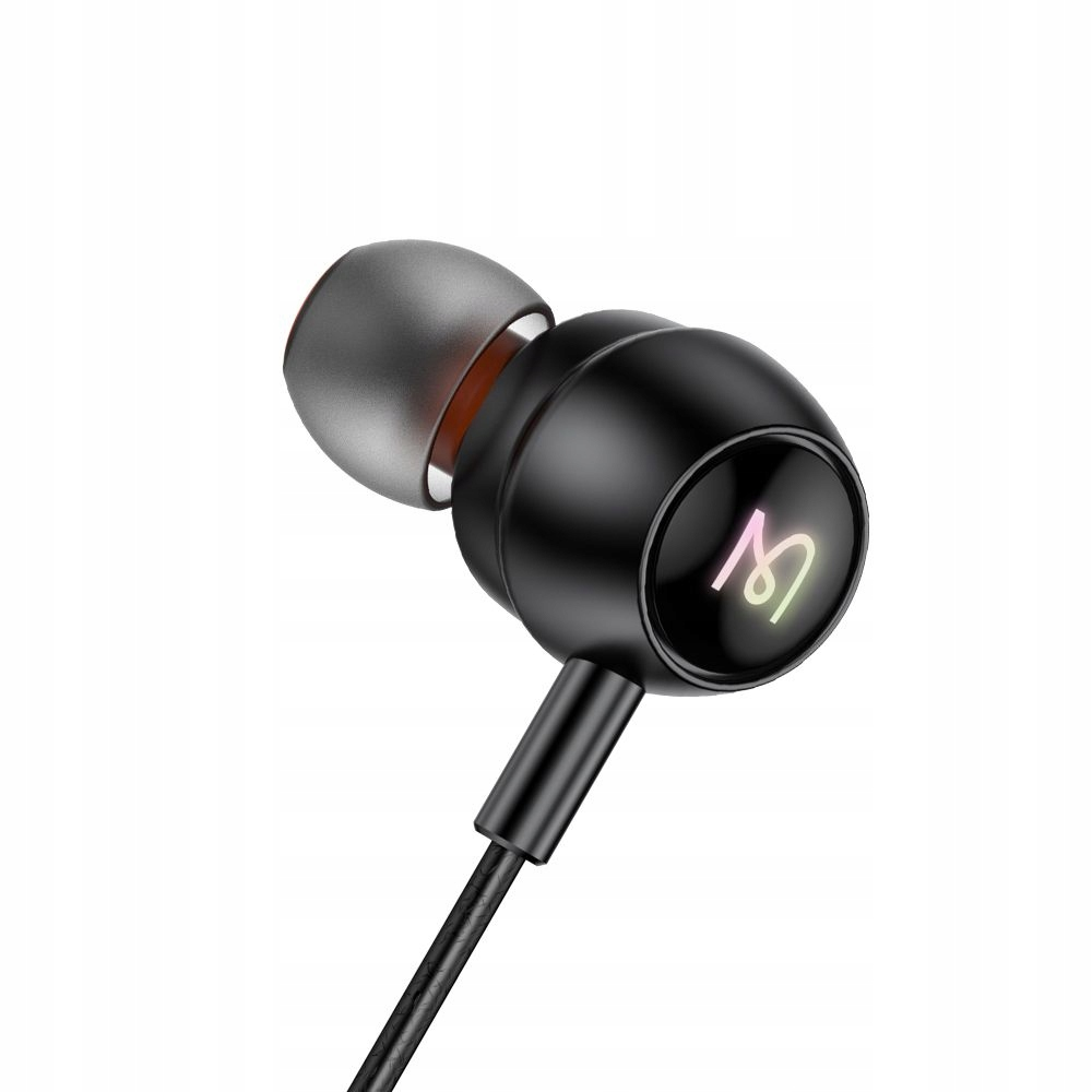 Un auricolare in-ear nero con punta in silicone grigia e logo colorato sulla superficie esterna rotonda.