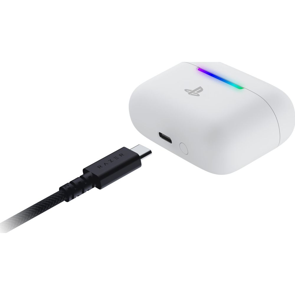 Una custodia di ricarica bianca PlayStation con barra luminosa RGB viene collegata a un cavo nero Razer USB-C.