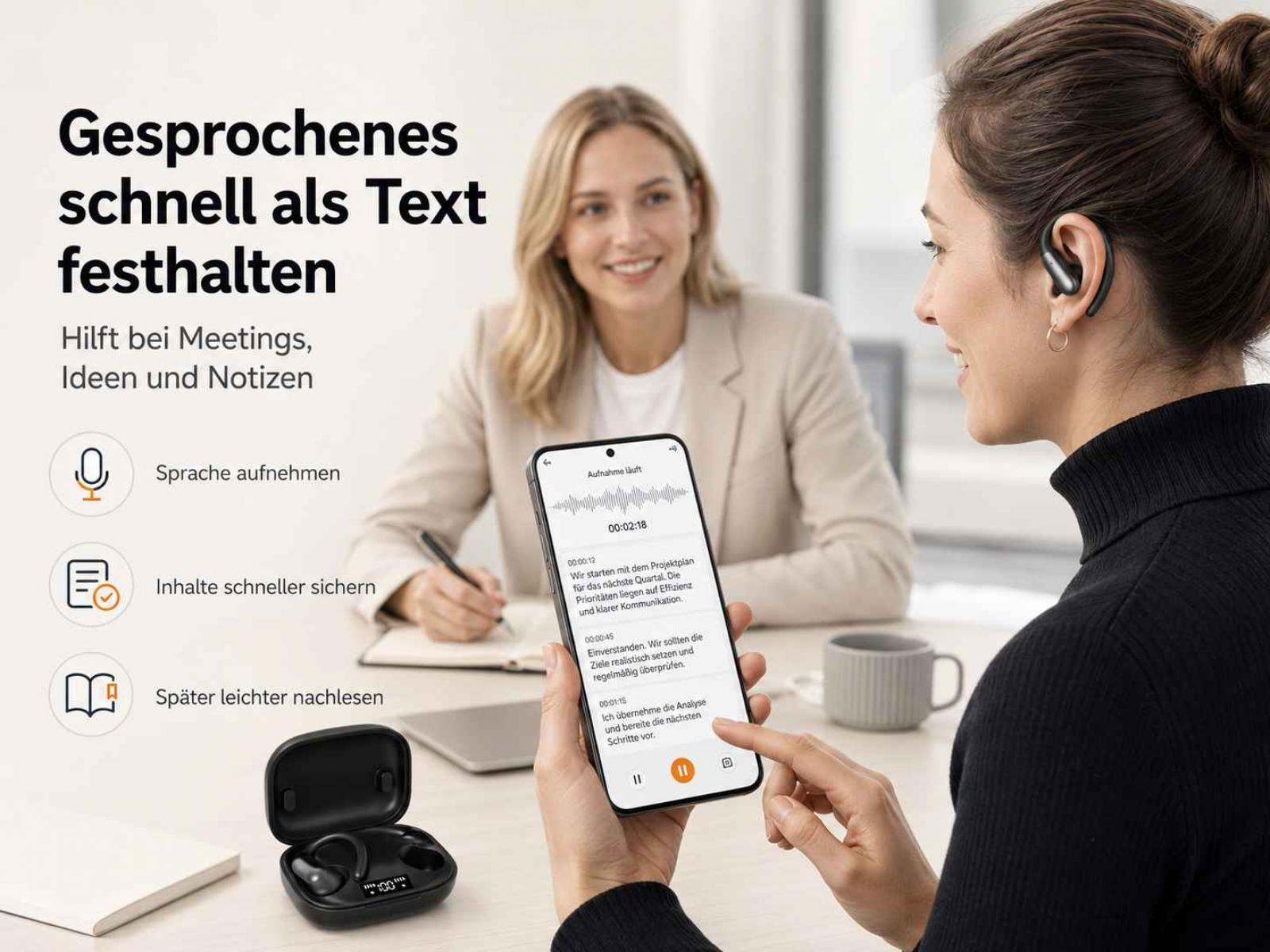 Eine Frau hält ein Smartphone mit Sprachnotizen, während eine andere im Hintergrund an einem Tisch sitzt.