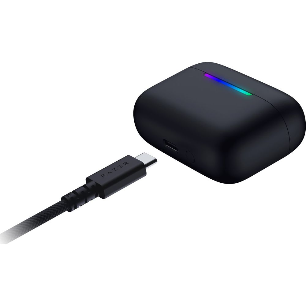 Custodia di ricarica nera con LED RGB e cavo USB-C su sfondo bianco.