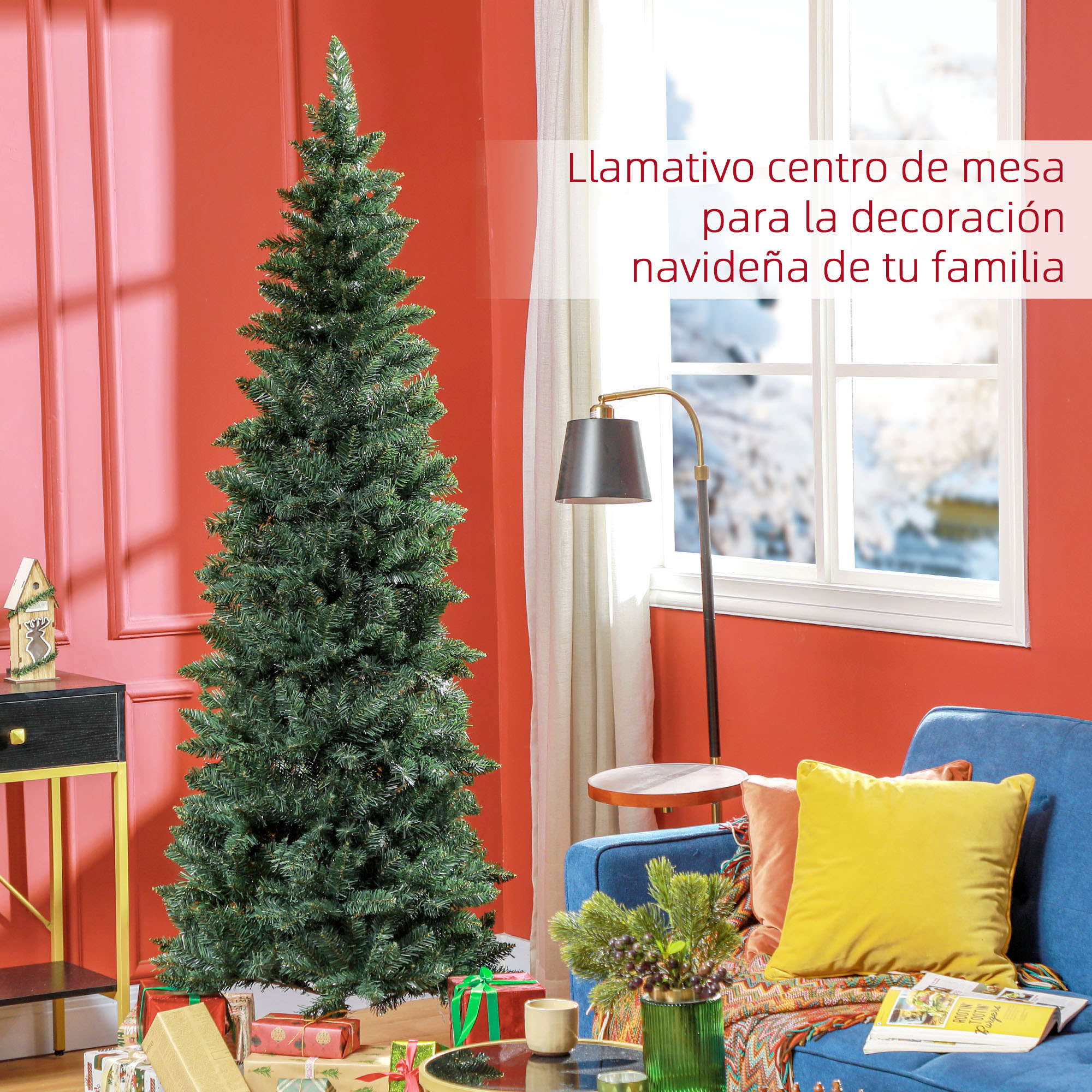 Un árbol de Navidad decorado en una sala roja con un sofá azul, lámpara y regalos.