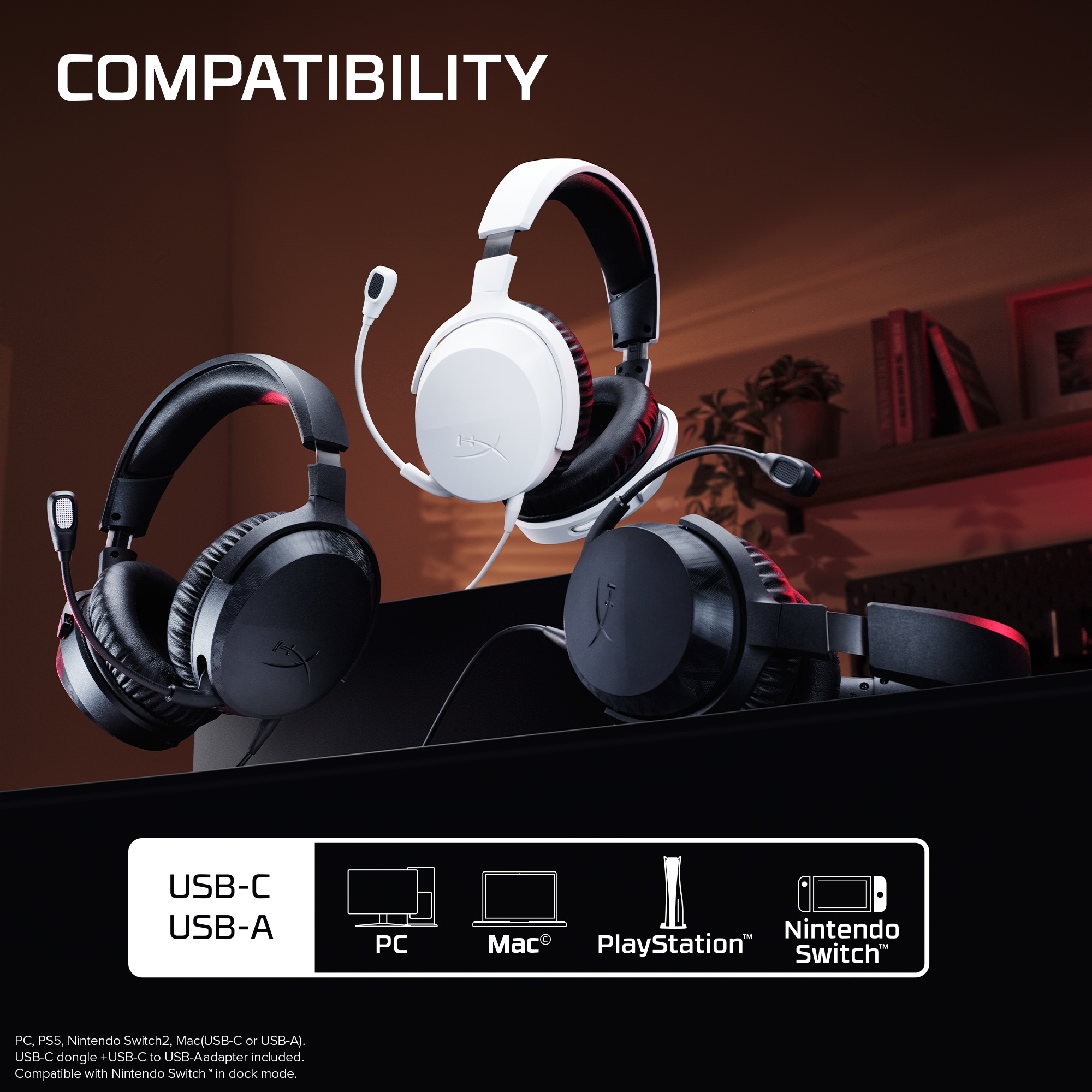 Tre cuffie da gioco bianche e nere davanti a uno scaffale, con icone per PC, Mac, PlayStation e Nintendo Switch.