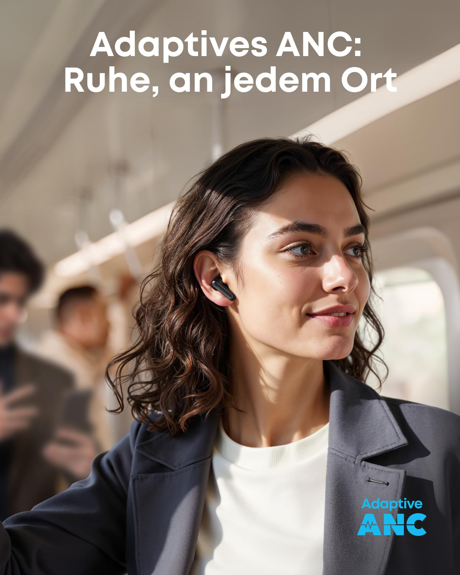 Une femme aux cheveux sombres et écouteurs noirs sourit dans un train. Texte : ANC adaptatif.