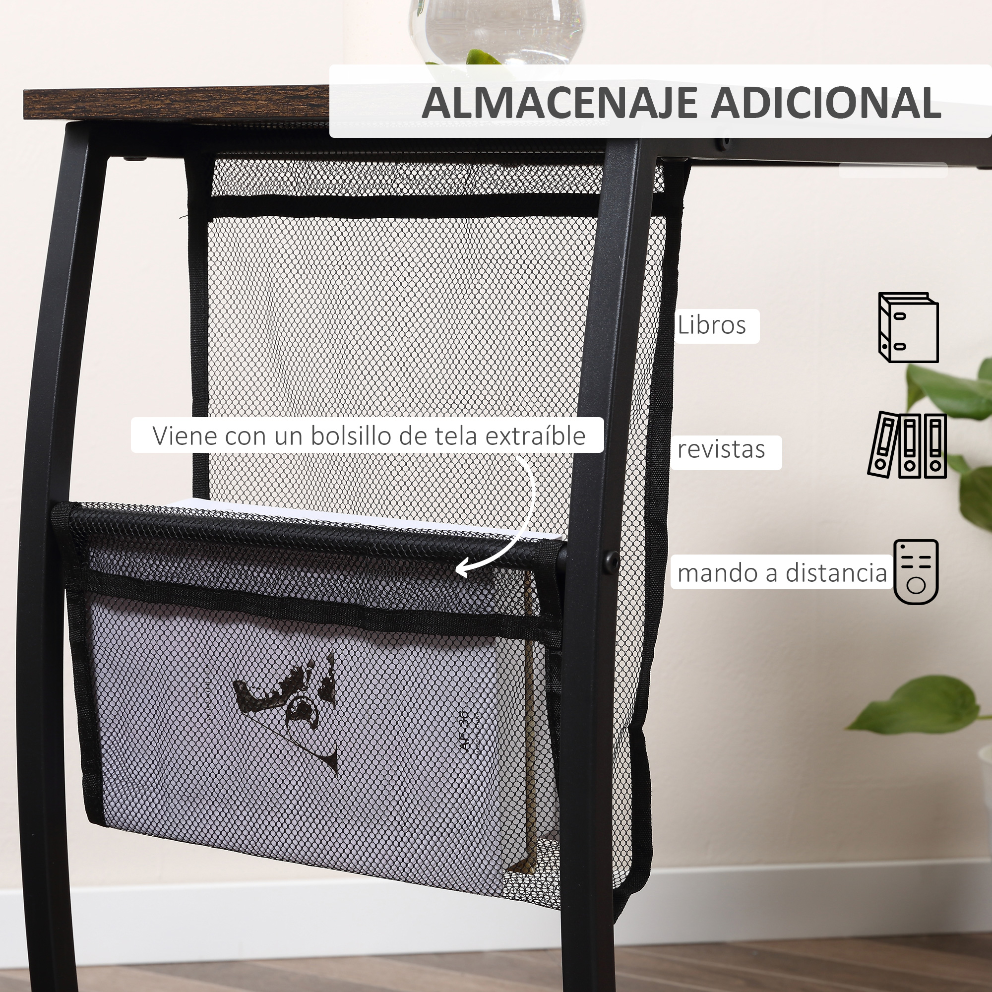 Una mesa de madera con estructura de metal negro muestra un bolsillo de malla negra extraíble para libros, revistas y mandos.
