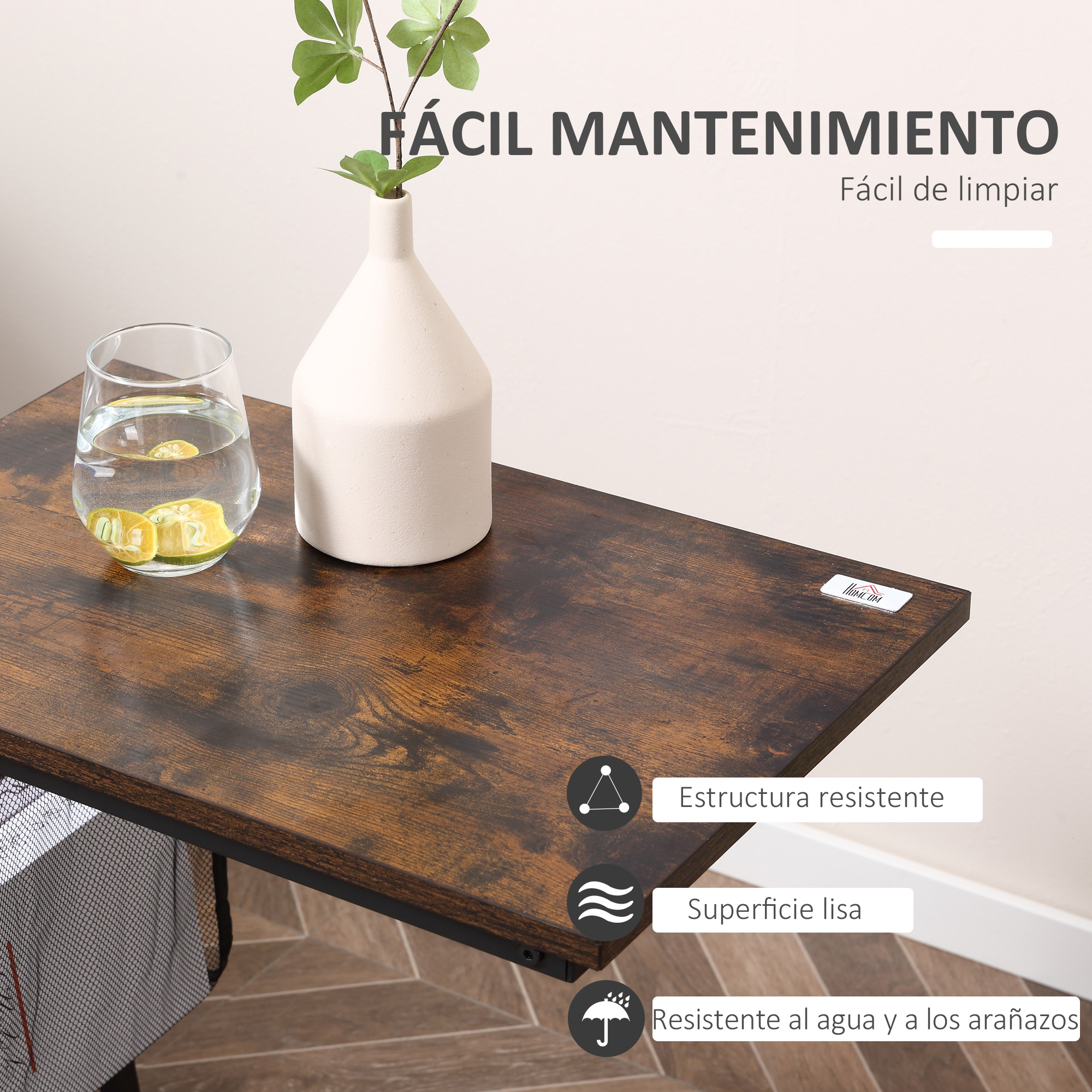 Mesa de madera con un jarrón blanco, un vaso de agua con limones y texto en español.