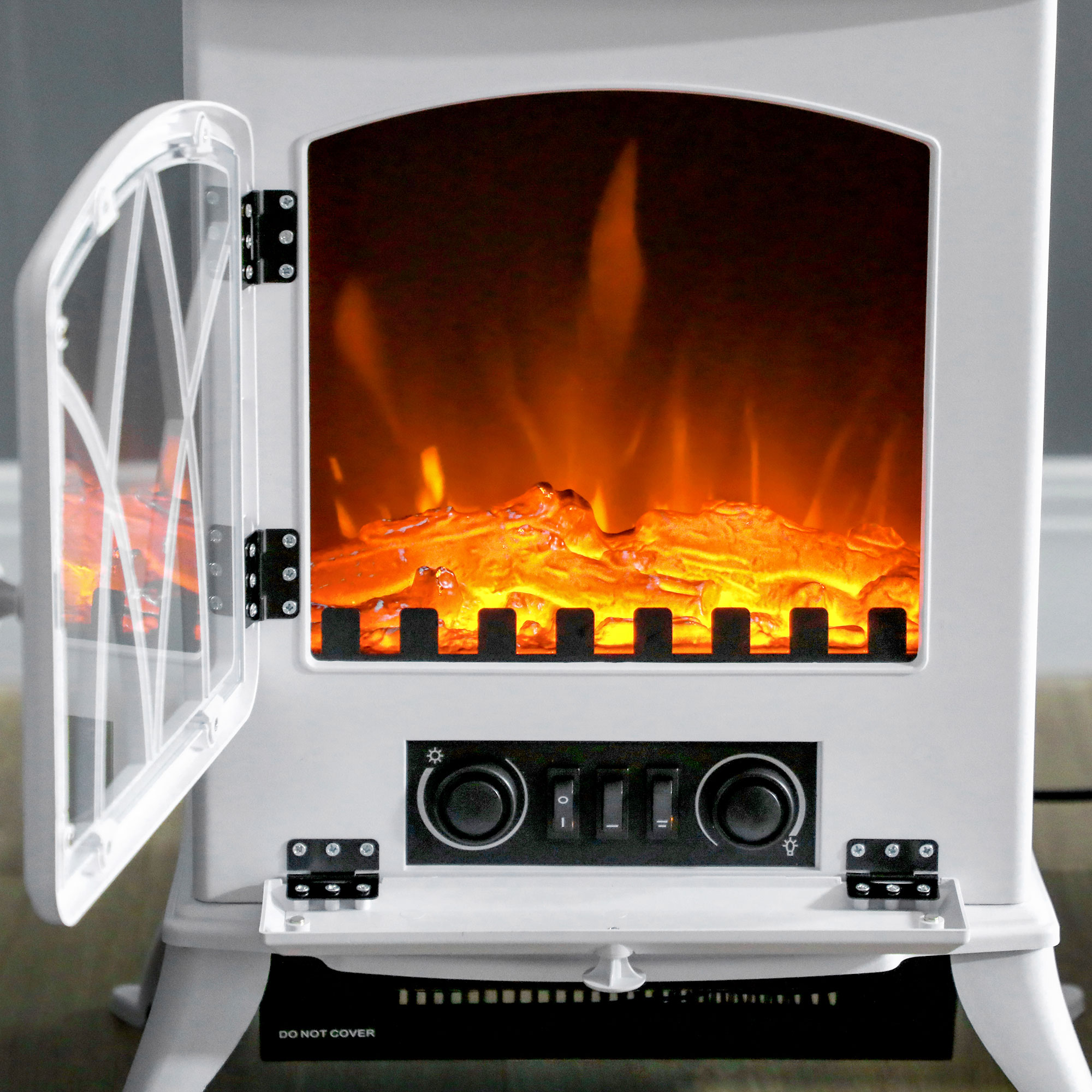Una estufa chimenea eléctrica blanca con puerta abierta muestra llamas artificiales y mandos.