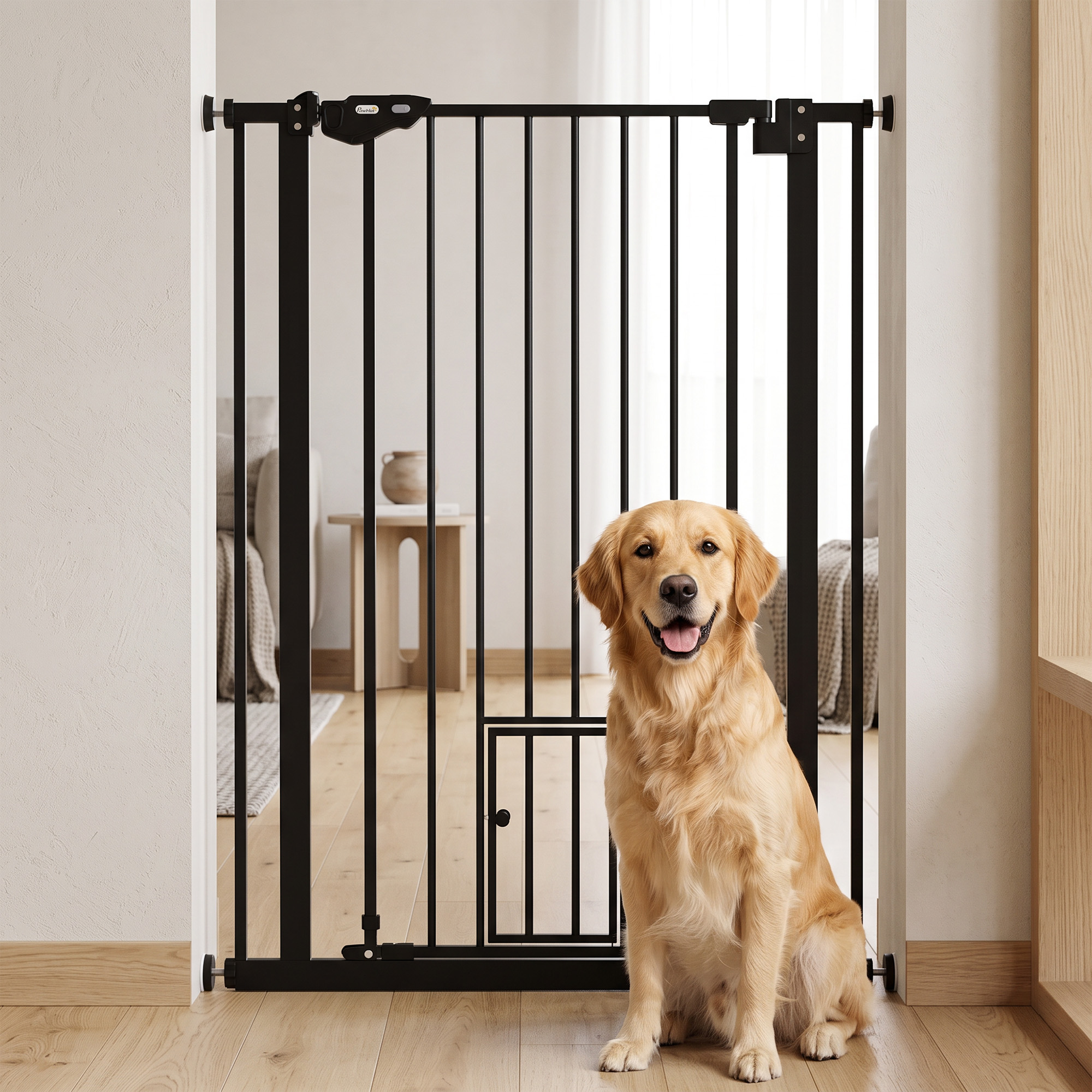 Un Golden Retriever se sienta frente a una puerta de seguridad negra para mascotas en una puerta.