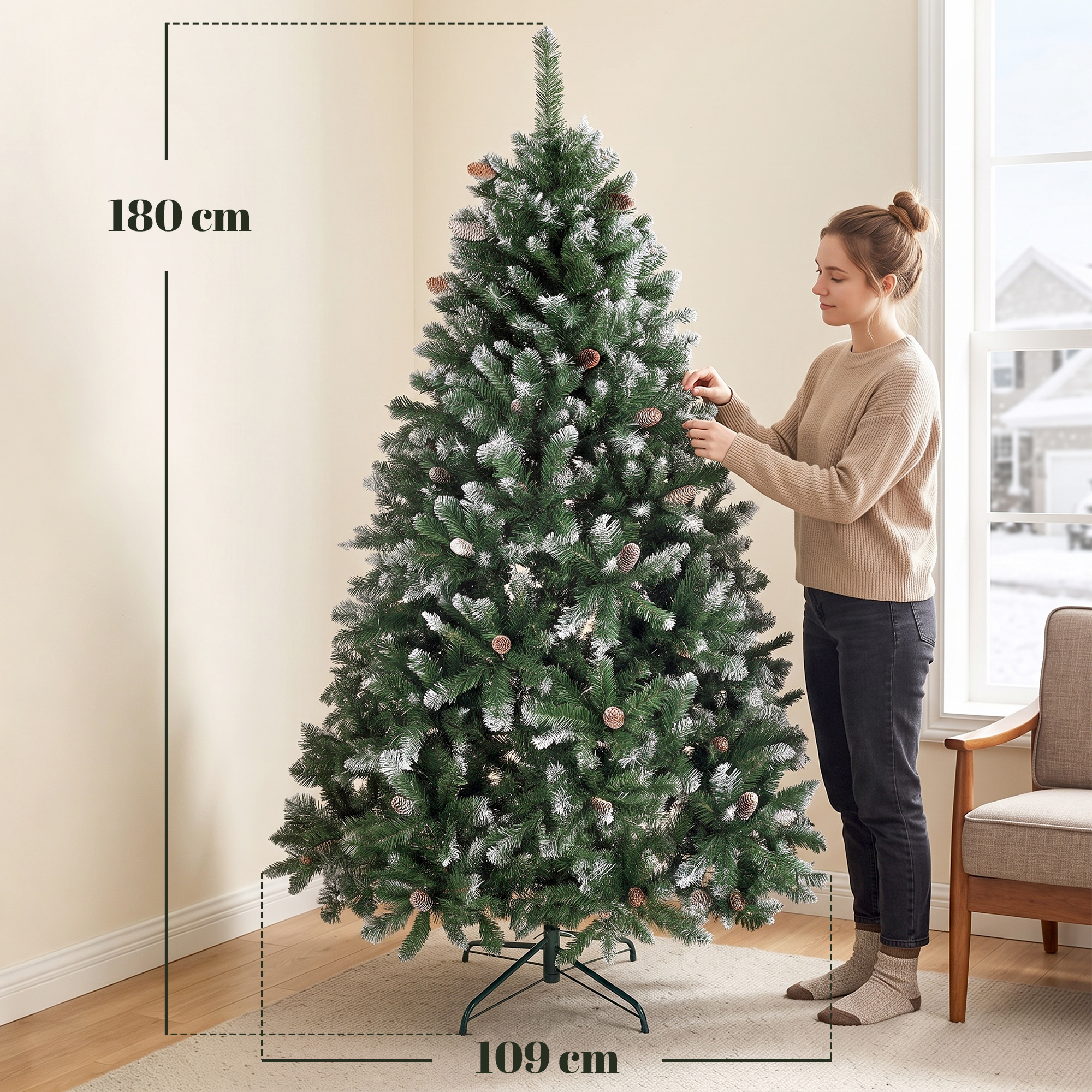 Una mujer decora un árbol de Navidad artificial de 180 cm con piñas en una sala luminosa.