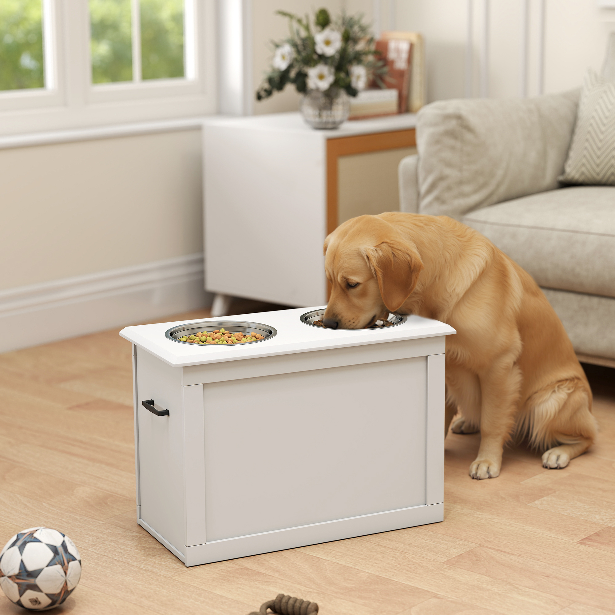 Un golden retriever mangia da una ciotola rialzata bianca in un soggiorno.