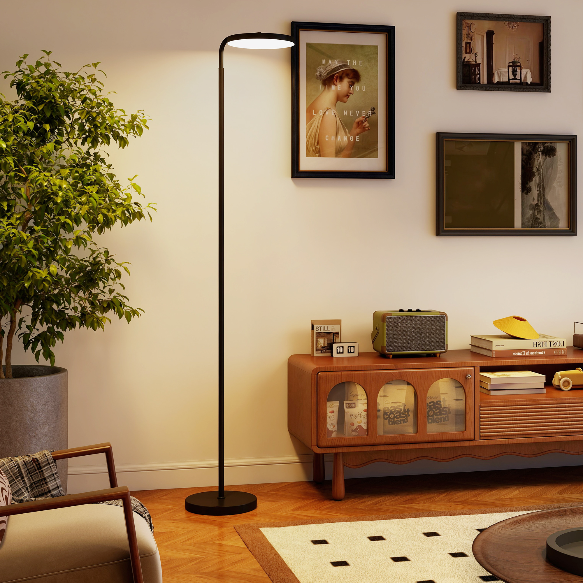 Una moderna lampada da terra nera illumina un accogliente soggiorno con credenza in legno, quadri e una pianta.