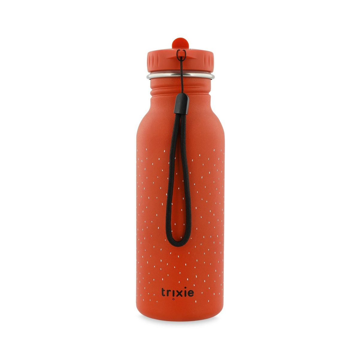 Una borraccia arancione con pois bianchi, cordino nero e tappo rosso su fondo bianco.
