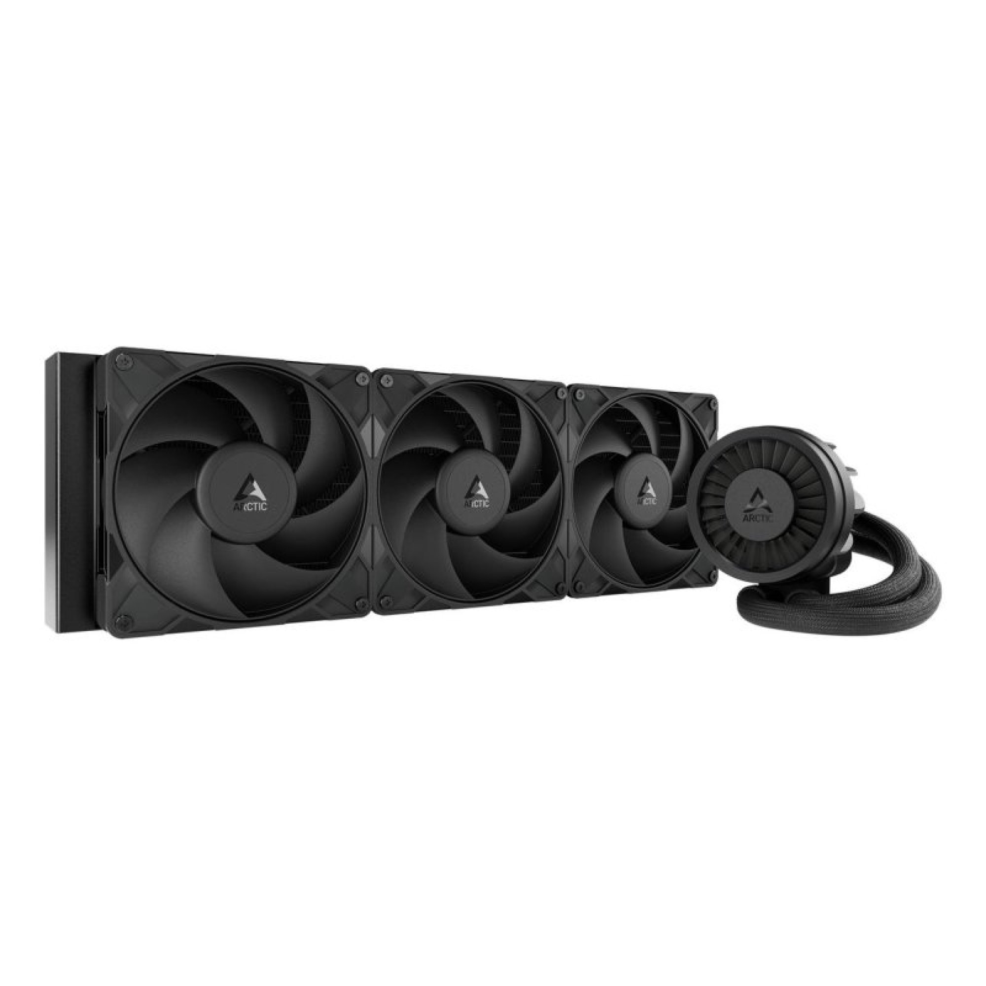 Un sistema de refrigeración líquida negro todo en uno con un radiador, tres ventiladores y una bomba sobre fondo blanco.