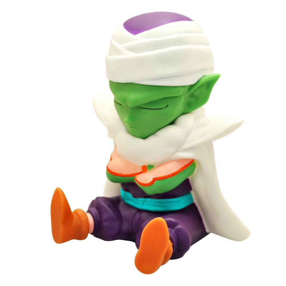 Una figura verde de Piccolo sentada con las piernas cruzadas, con turbante blanco y ropa morada.