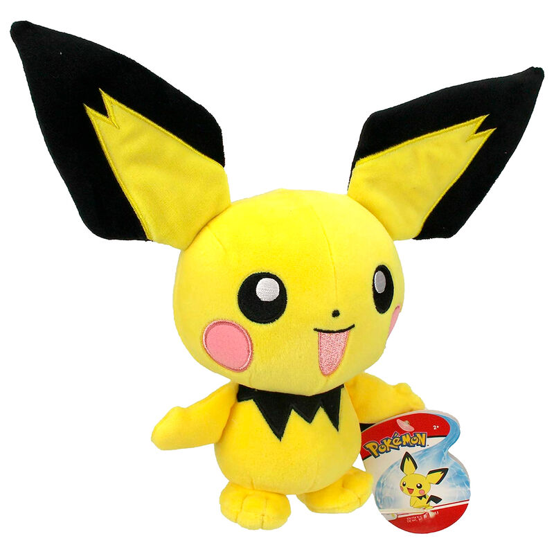 Une peluche jaune Pichu avec de grandes oreilles noires, des joues roses et une étiquette Pokémon sur fond blanc.