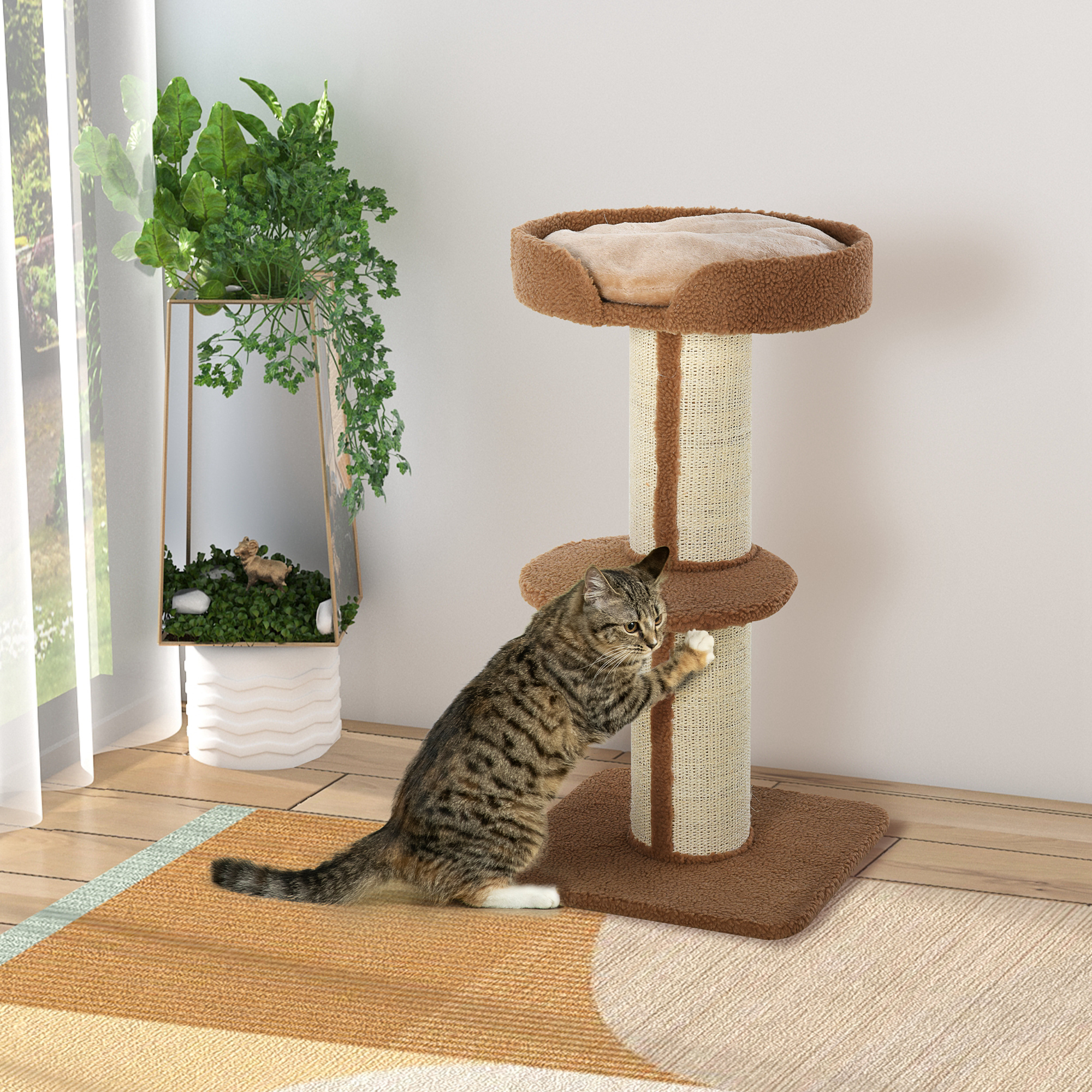 Un gatto tigrato graffia un tiragraffi marrone e beige su un tappeto vicino a una pianta verde.