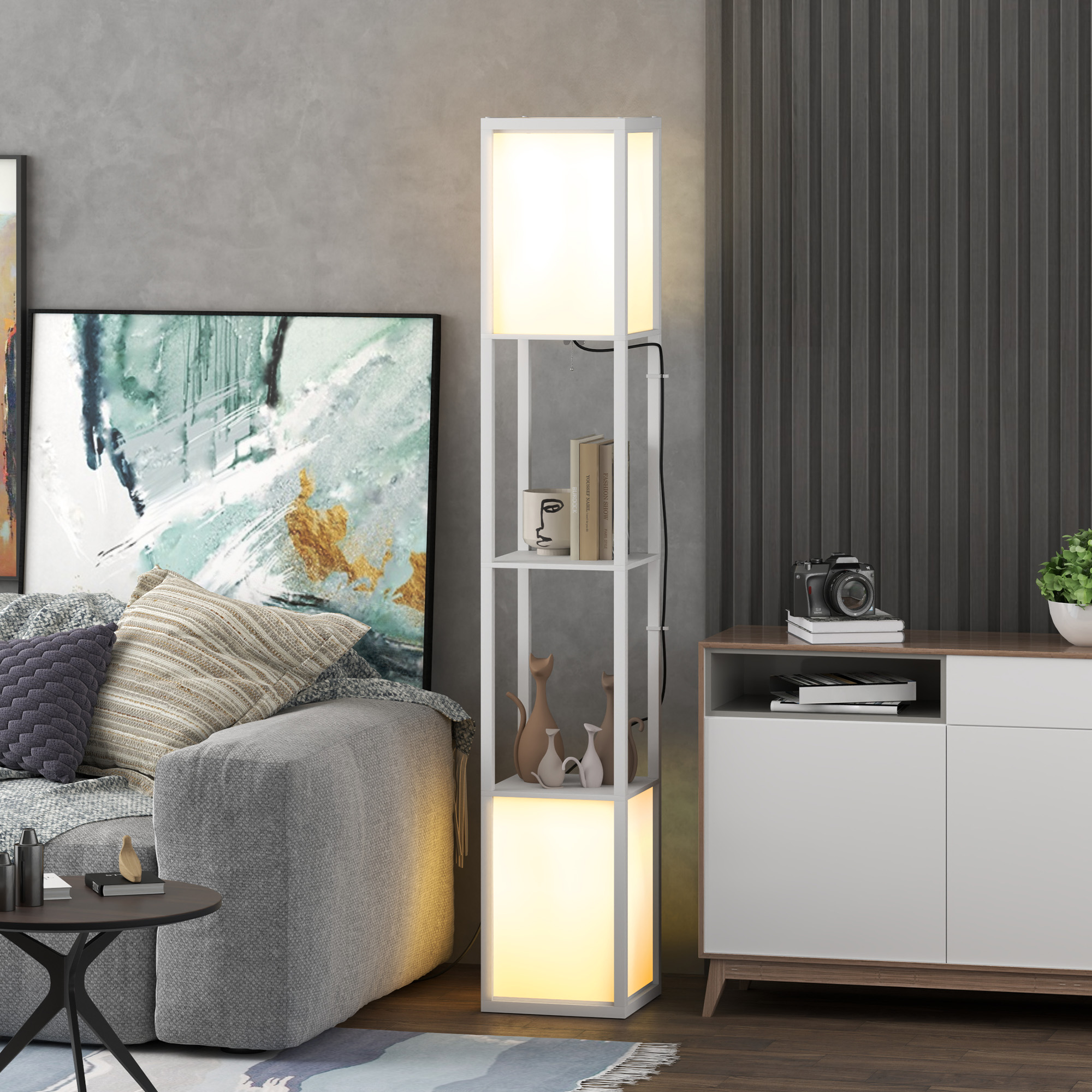 Una lampada da terra a mensola bianca con sezioni illuminate tra divano e credenza.