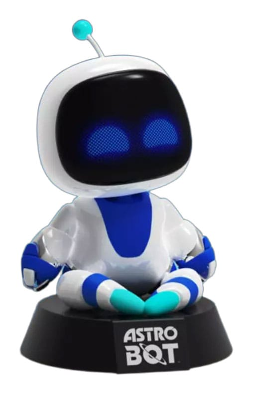Weiß-blauer Astro Bot sitzt auf einem schwarzen Sockel mit Logo.