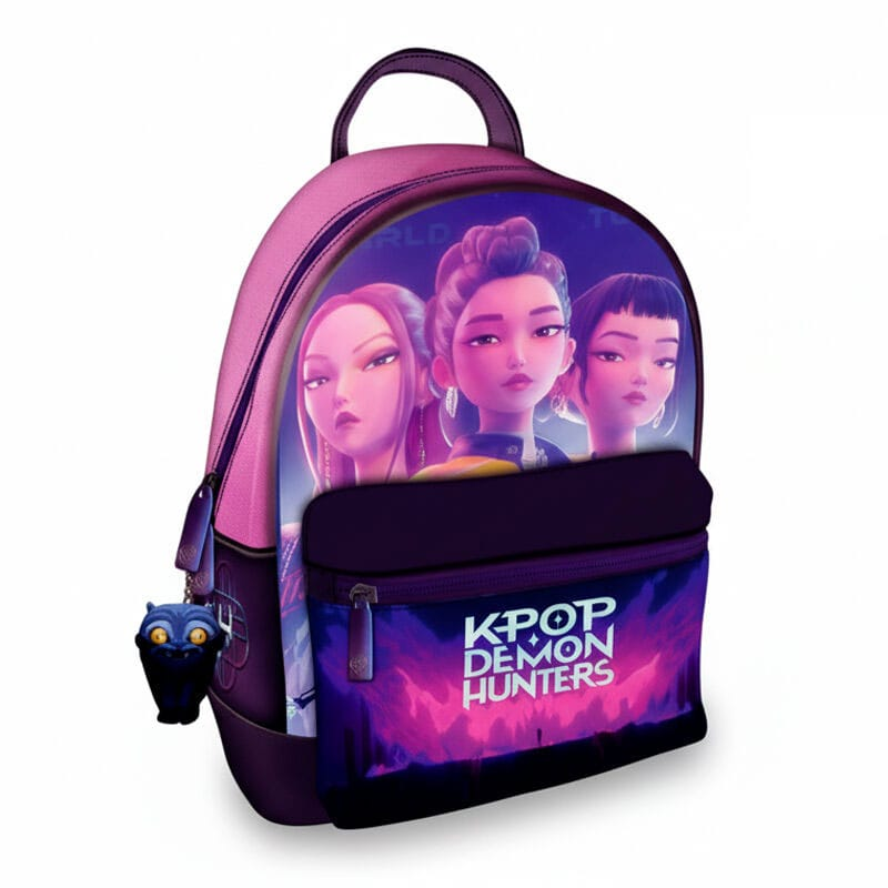 Una mochila rosa y morada con gráficos de KPop Demon Hunters y un pequeño llavero.